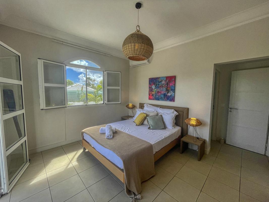 26.Location villa piscine pieds dans l'eau Saint François Guadeloupe_Chambre 1 RDC